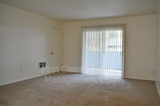 Foto del edificio - 3855 Lake Grove Ave