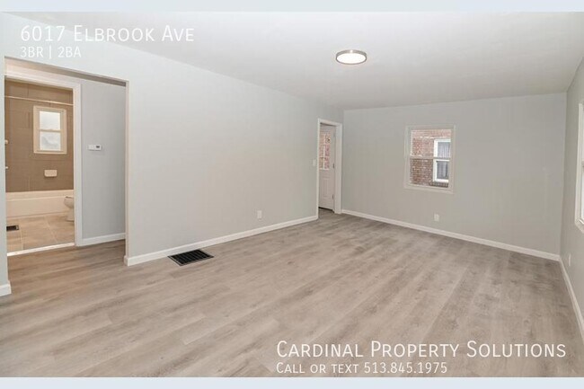Foto del edificio - FULLY RENOVATED & SPACIOUS 3-BEDROOM HOUSE