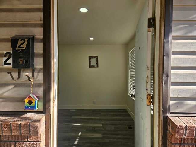 Building Photo - Roy Duplex