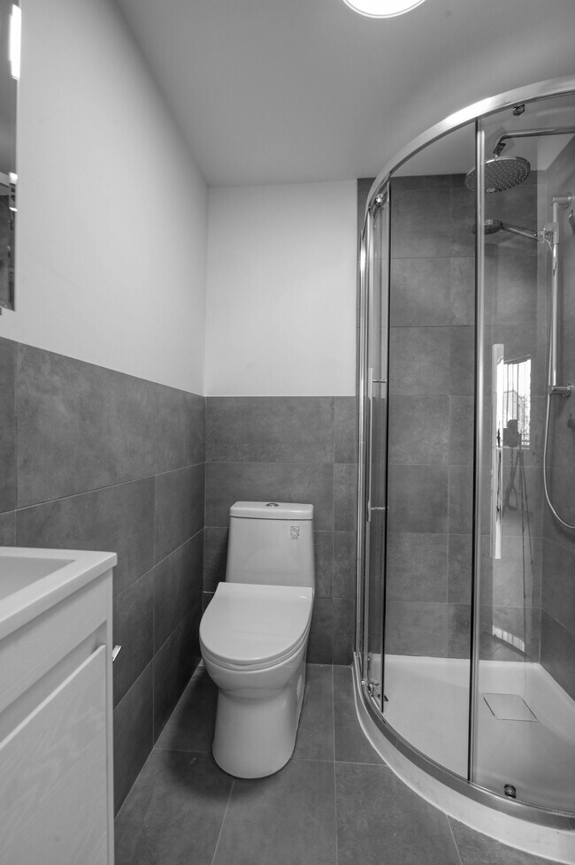 Building Photo - 25 Av des Pins O