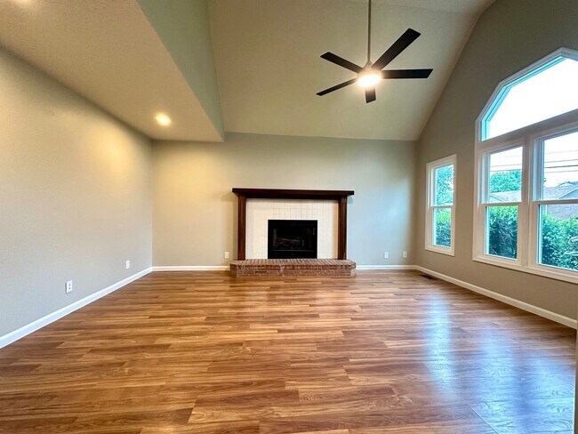 Building Photo - 2592 Emerald Ct