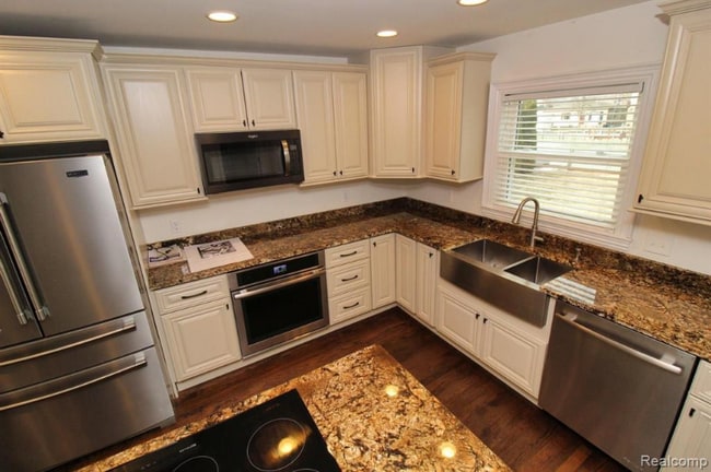 Building Photo - 37752 Huron Pointe Dr