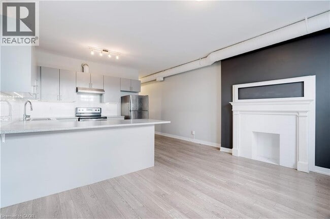 Building Photo - 657 Barton St E