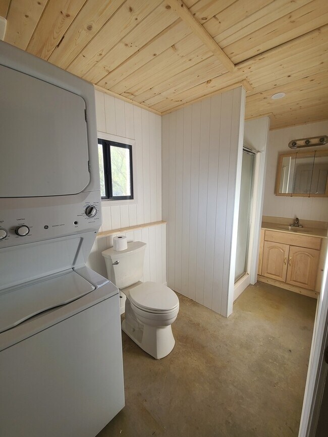 Building Photo - Newly Renovated Studio home