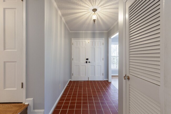 Foto del edificio - Spacious 4bd/2.5ba Ranch w/ Two-Car Garage & Large Basement and Screened Porch!