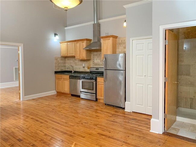 Full sized kitchen - 5 N Bank St