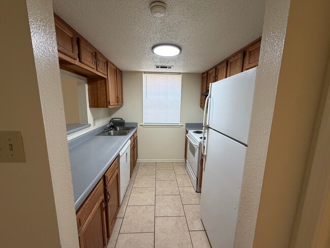 Building Photo - 415 Zinnia Ave