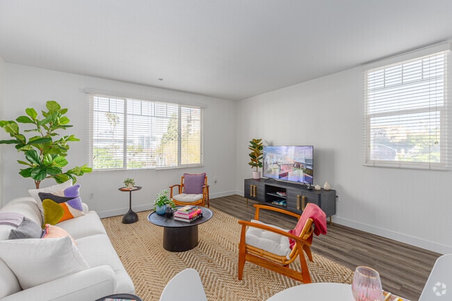 1BR, 1.5BA - 865SF - Living Room - Gema San Diego Townhomes