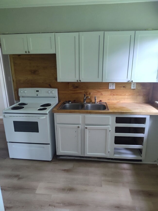 Building Photo - 2613 Emerald Dr