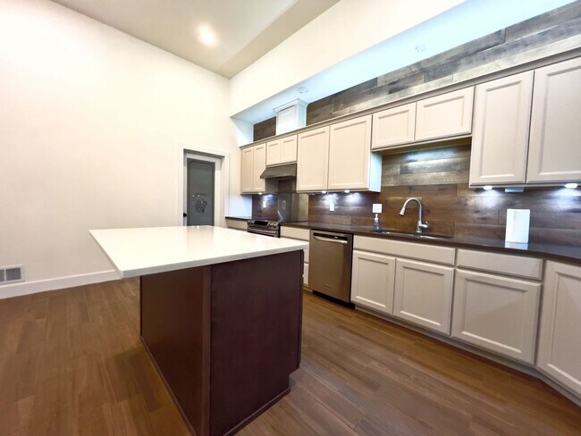 Building Photo - Remodeled with Lake Retreat Views!