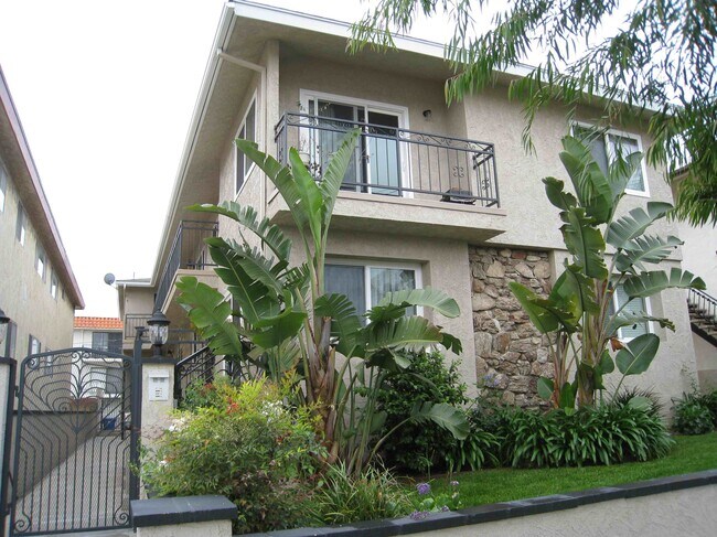Exterior - 961 W 18th St