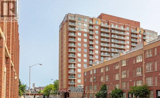 Photo du bâtiment - 1369-1369 Bloor St W