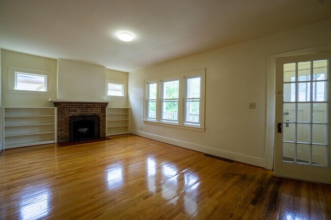 Foto del edificio - 405-407 Roosevelt Ave
