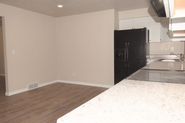 Building Photo - Charming Home with Garage and Yard! PETS WELCOME