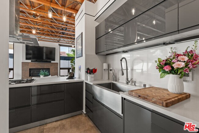 Foto del edificio - 601 N Crescent Heights Blvd