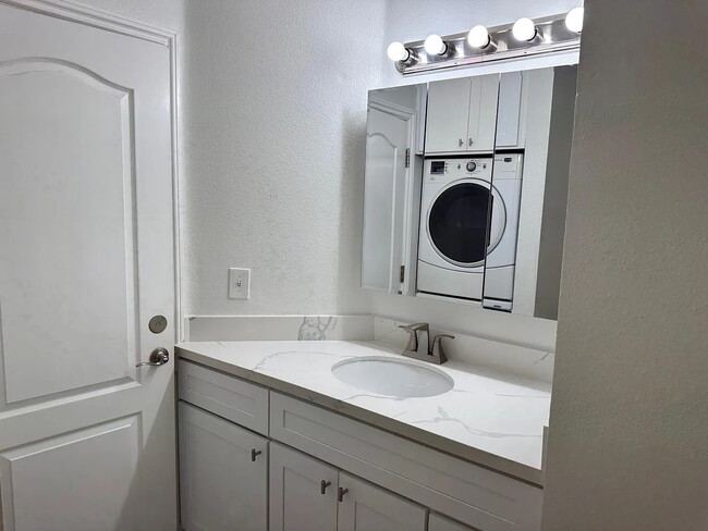 Building Photo - "Charming 1-Bedroom Retreat in San Clemente – Perfect Coastal Living!"