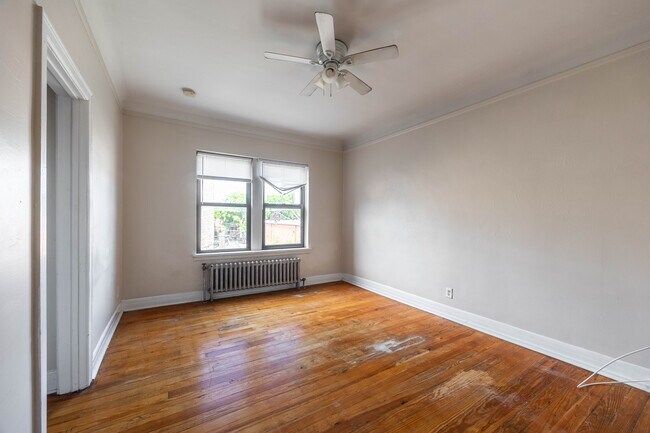 Building Photo - 948 W Cuyler Ave