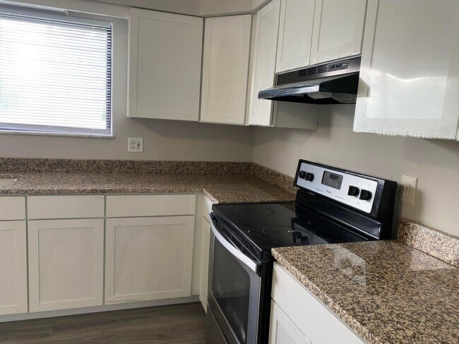 Building Photo - 822 Ronson Ave