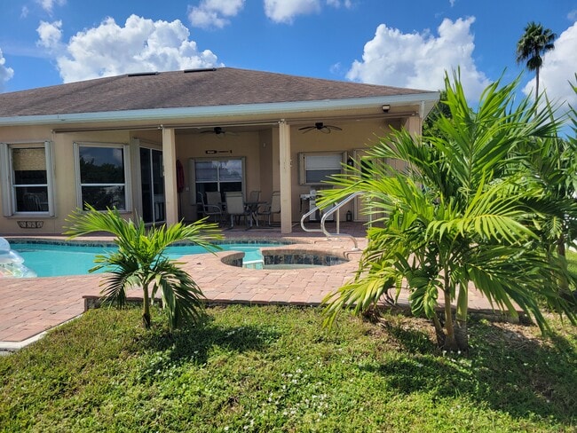 Amplio patio trasero completamente vallado. Perfecto para mascotas. - 1305 SW 11th Plz