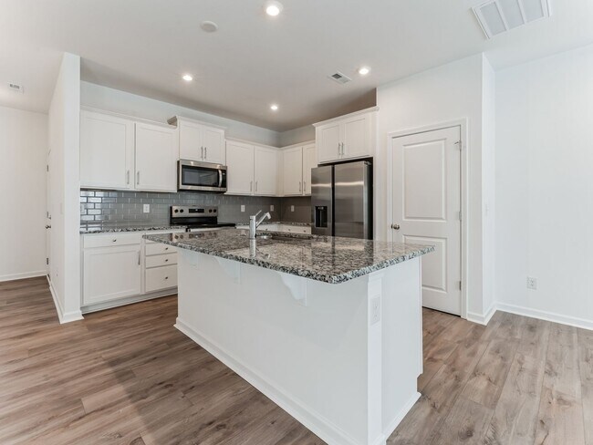 Foto del edificio - 3 Bedroom Townhome in Charlotte