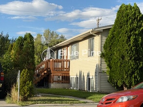 Building Photo - 411 Gladstone St