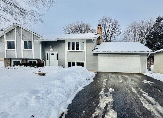 Foto del edificio - Nice Single family home 4-Bedroom Retreat with 2 Baths in Eagan – Your Perfect Home Awaits