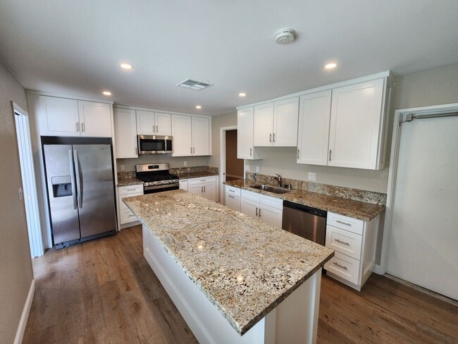 Building Photo - 16598 Bernardo Oaks Dr