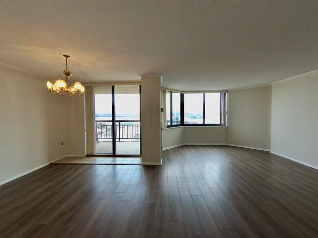 Building Photo - 1009 Harmon Cove Tower