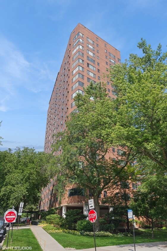 Primary Photo - 3100 N Lake Shore Dr
