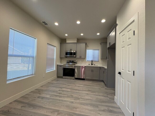 Building Photo - Two bedroom near Historical downtown Folsom