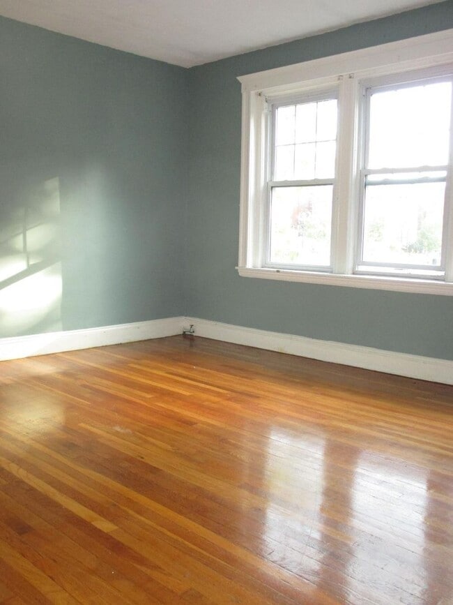 No brokers Fee, No Security Deposit, Heat, Hot Water Included, Steps from the T Stop - No brokers Fee, No Security Deposit, Heat, Hot Water Included, Steps from the T Stop Apartment