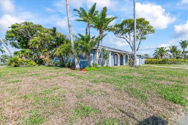 Foto del edificio - Stunning Newly Rehabbed Single-Family Home — Modern Design • Near Beach, Shopping & Dining!