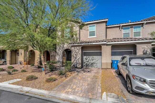 Foto del edificio - Desirable Southwest Townhome: Luxury Living!
