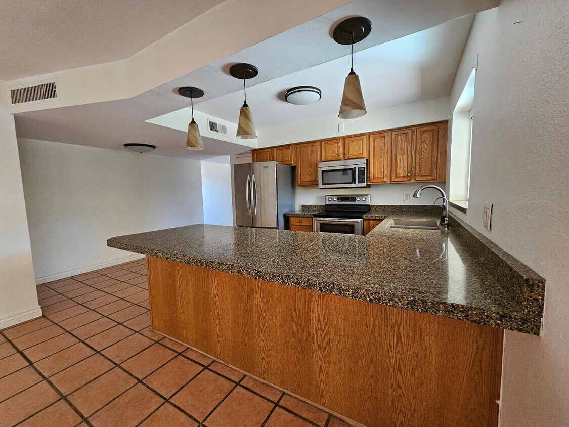 Foto del edificio - 5129 E Poinsettia Dr