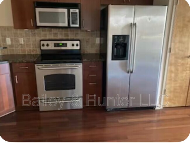 Foto del edificio - 898 Oak St SW