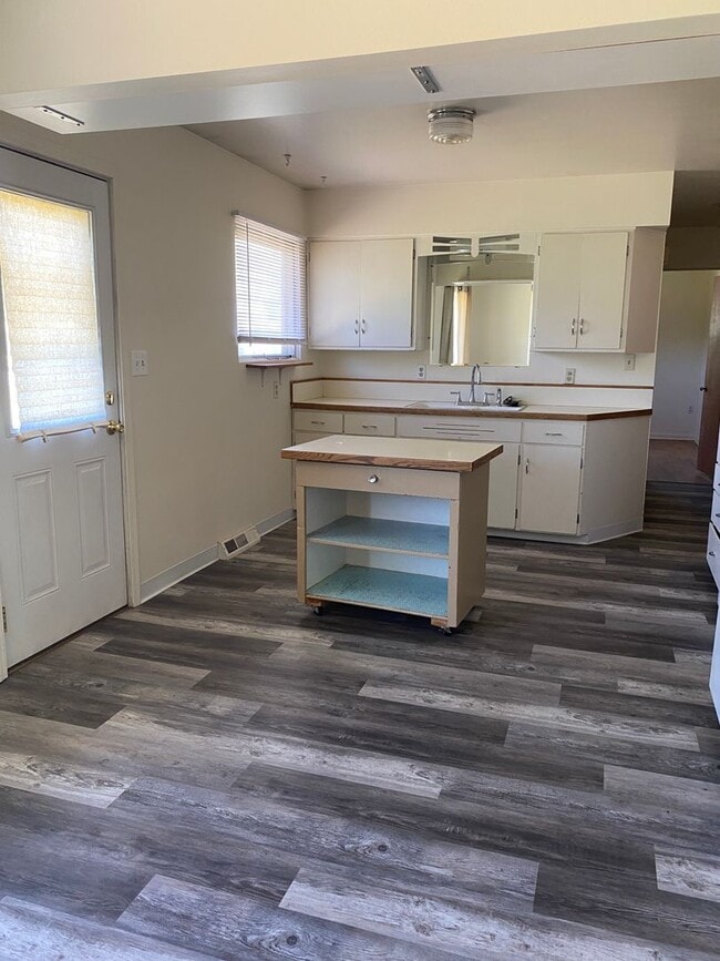 Building Photo - 2608 Cardinal Dr