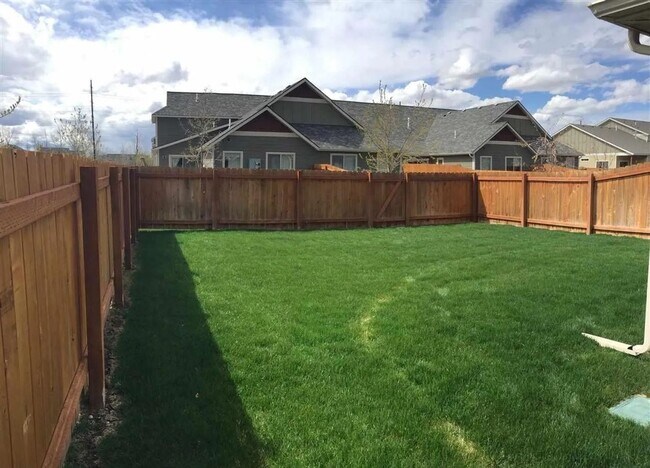 Foto del edificio - Beautiful 3 bedroom 2 1/4 bath townhouse in 4 Corners! Fenced backyard!