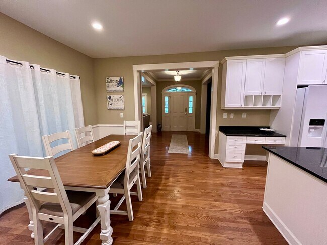 Foto del edificio - 236 N Ainsdale Dr