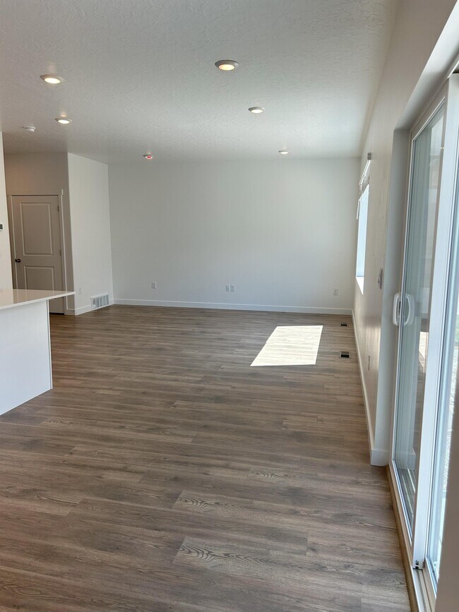 Foto del edificio - 613 N Pear Dr