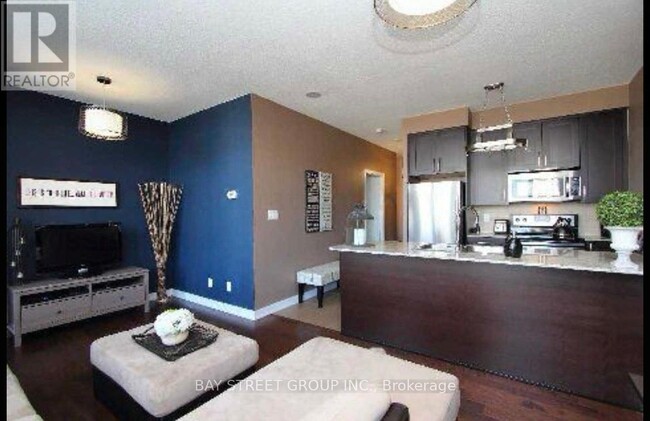 Photo du bâtiment - 4070-4070 Confederation Pkwy