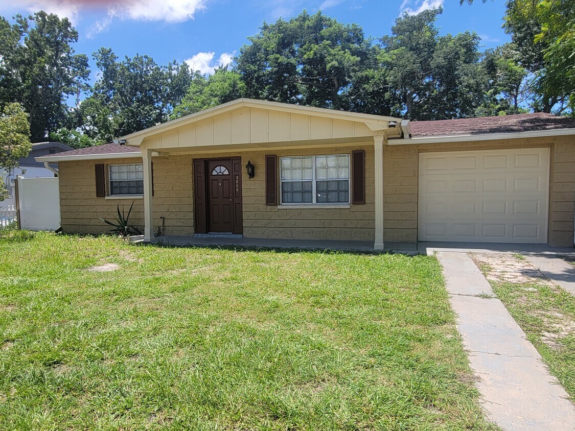 Foto principal - 3806 Moog Rd