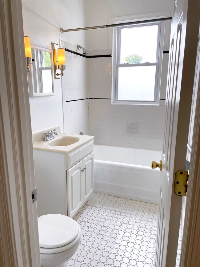 Baño con bañera - 803 7th St NE