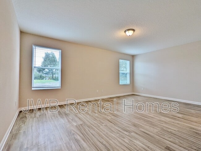 Building Photo - 4039 Barnes Rd S