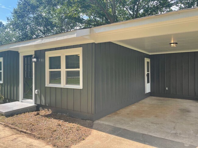 Building Photo - Newly Renovated Home Off S. Milledge!