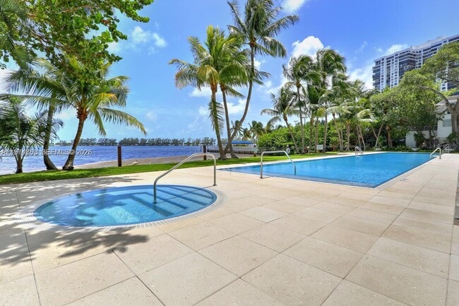 Building Photo - 2025 Brickell Ave