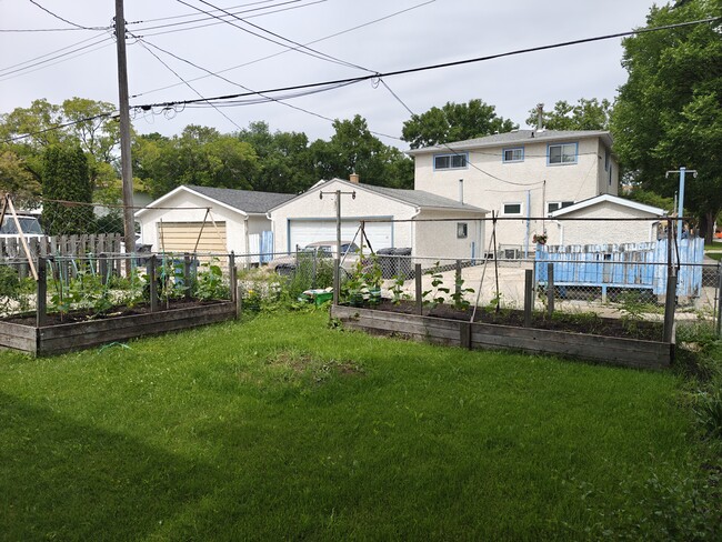 Building Photo - 967 Carter Av