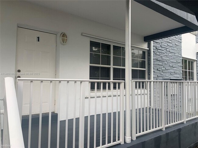 Foto del edificio - 3 br, 2 bath House - 1065 97th St Apt 1A