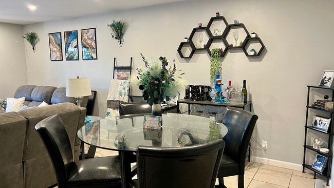 Área de comedor - 140 S Cypress Rd