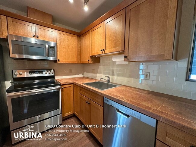 Building Photo - 6420 Country Club Dr