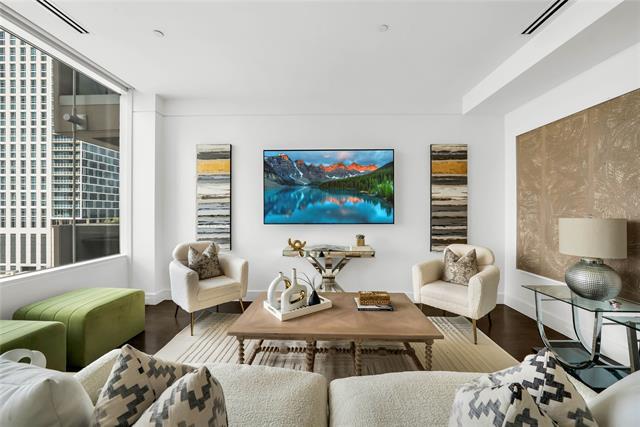 Foto del edificio - 2408 Victory Park Ln